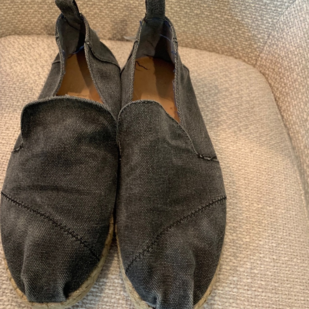 CHARCOAL TOMS